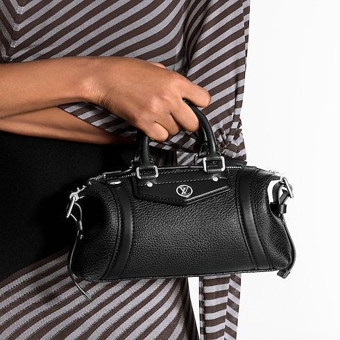 กระเป๋ารุ่น Nano LV Biker in ผู้หญิง's กระเป๋าสตางค์และผลิตภัณฑ์เครื่องหนังขนาดเล็ก กระเป๋าสตางค์สะพายข้างสำหรับผู้หญิง collections by Louis Vuitton (การย่อ/ขยายผลิตภัณฑ์)