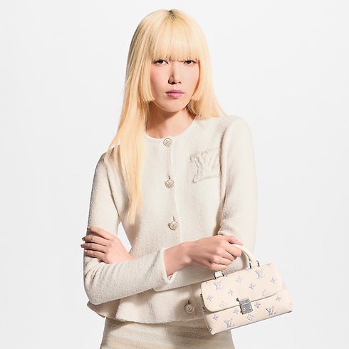 กระเป๋ารุ่น Nano Madeleine Monogram Empreinte in ผู้หญิง's กระเป๋าสตางค์และผลิตภัณฑ์เครื่องหนังขนาดเล็ก กระเป๋าขนาดเล็กและกระเป๋าสตางค์สะพายข้าง collections by Louis Vuitton (การย่อ/ขยายผลิตภัณฑ์)