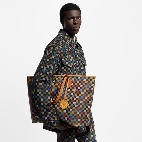 กระเป๋ารุ่น Nevereverfull Damier Ebene in ผู้ชาย's การเดินทางและท่องเที่ยว กระเป๋าเดินทางแบบถือสำหรับผู้ชาย collections by Louis Vuitton (การย่อ/ขยายผลิตภัณฑ์)