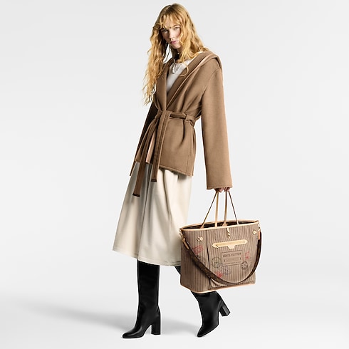 กระเป๋ารุ่น Neverfull Bandoulière Inside Out GM Monogram in กระเป๋าและผลิตภัณฑ์เครื่องหนังขนาดเล็ก's สำหรับผู้หญิง ไอคอนิก collections by Louis Vuitton (การย่อ/ขยายผลิตภัณฑ์)