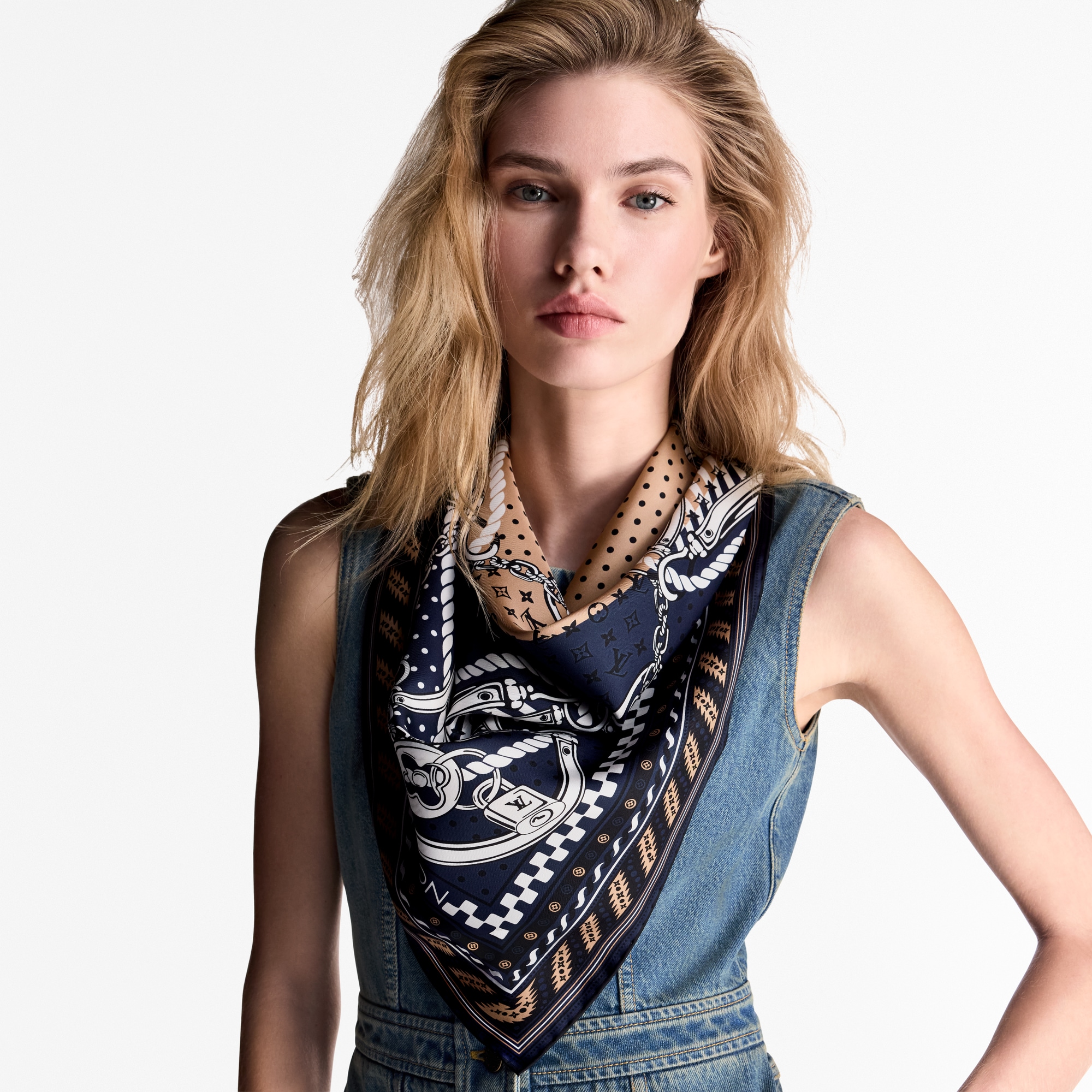 ผ้า Square รุ่น Ocean Bandana 90 . in ผู้หญิง