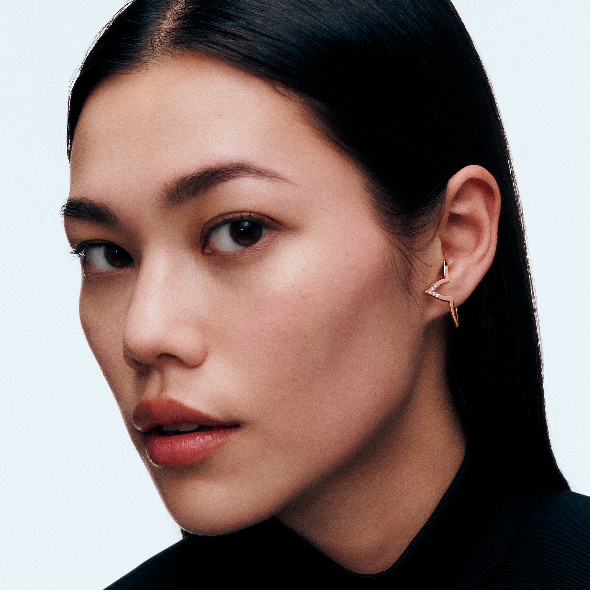 ต่างหูห่วง Overlap Ombre Blossom พิงค์โกลด์และเพชร  in จิวเวลรี่