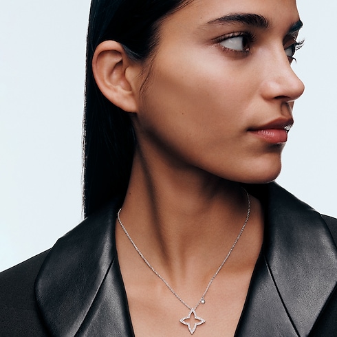 จี้ Ombre Blossom ไวท์โกลด์และเพชร in จิวเวลรี่'s หมวดหมู่ สร้อยคอและจี้ collections by Louis Vuitton (การย่อ/ขยายผลิตภัณฑ์)