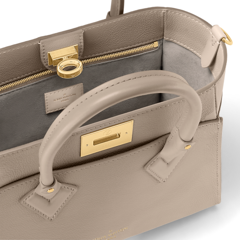 กระเป๋ารุ่น On My Side PM High End ประเภทอื่น in ผู้หญิง's กระเป๋าถือ กระเป๋าถือสำหรับผู้หญิง collections by Louis Vuitton (การย่อ/ขยายผลิตภัณฑ์)