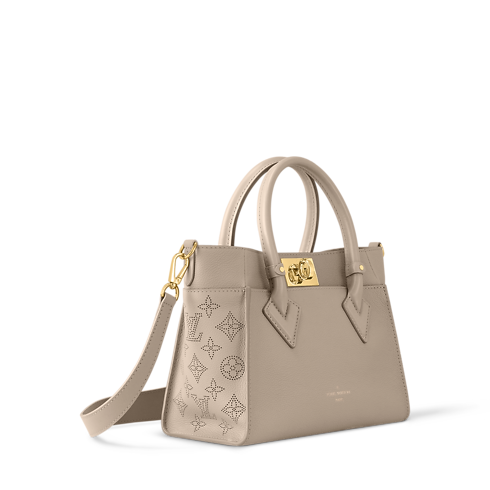 กระเป๋ารุ่น On My Side PM High End ประเภทอื่น in ผู้หญิง's กระเป๋าถือ กระเป๋าถือสำหรับผู้หญิง collections by Louis Vuitton (การย่อ/ขยายผลิตภัณฑ์)