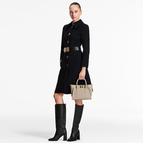 กระเป๋ารุ่น On My Side PM High End ประเภทอื่น in ผู้หญิง's กระเป๋าถือ กระเป๋าถือสำหรับผู้หญิง collections by Louis Vuitton (การย่อ/ขยายผลิตภัณฑ์)