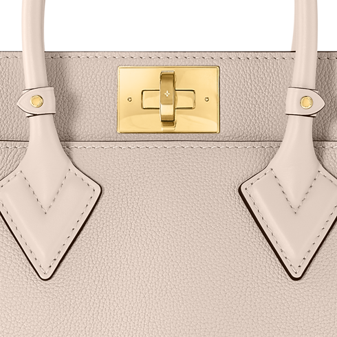 กระเป๋ารุ่น On My Side PM High End ประเภทอื่น in ผู้หญิง's กระเป๋าถือ กระเป๋าถือสำหรับผู้หญิง collections by Louis Vuitton (การย่อ/ขยายผลิตภัณฑ์)