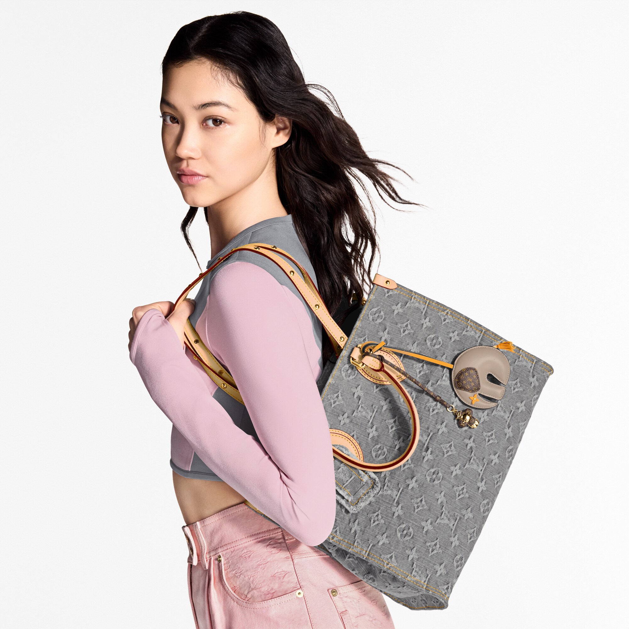 กระเป๋ารุ่น OnTheGo MM Monogram เดนิม in กระเป๋าและผลิตภัณฑ์เครื่องหนังขนาดเล็ก