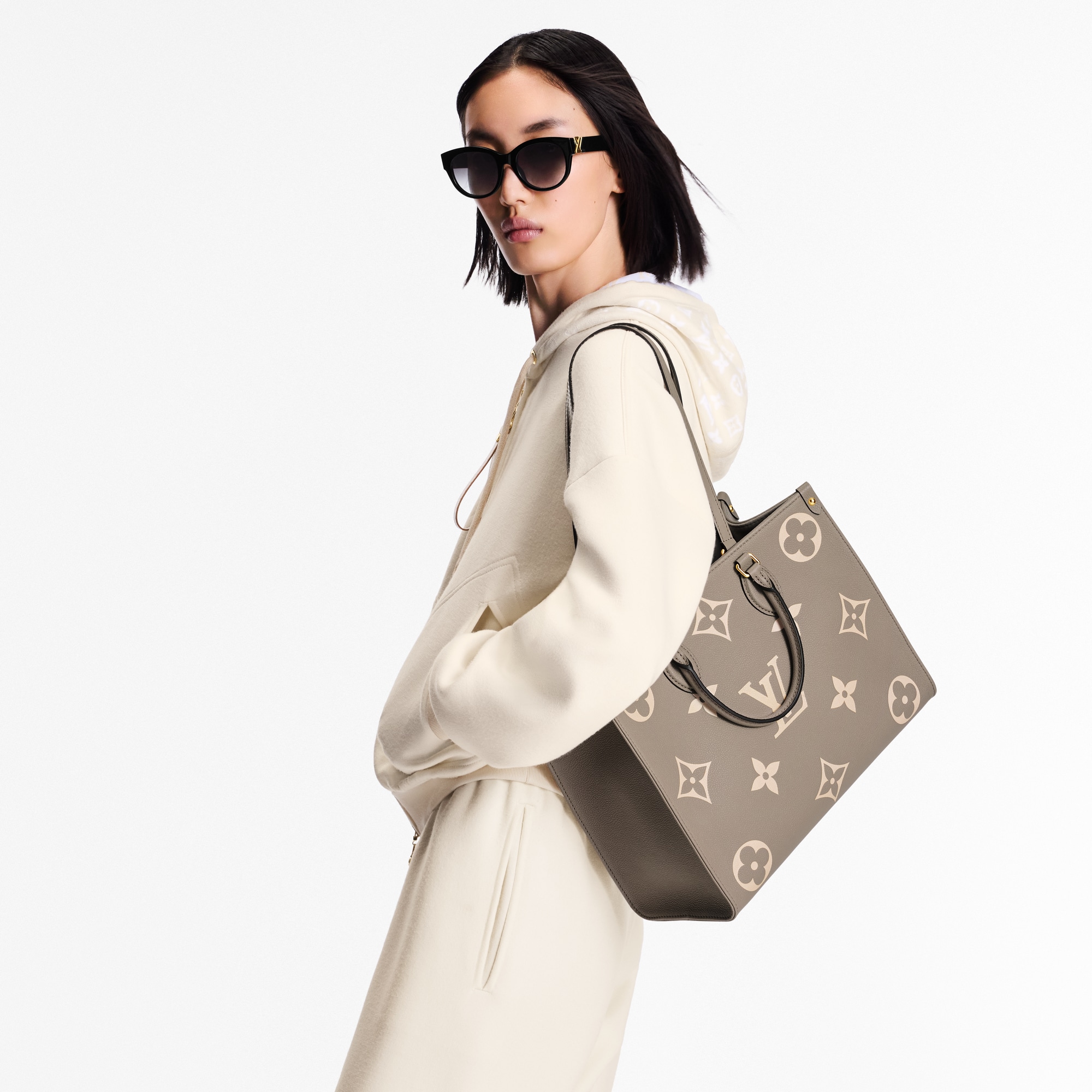 กระเป๋ารุ่น OnTheGo MM Bicolor Monogram Empreinte in ผู้หญิง