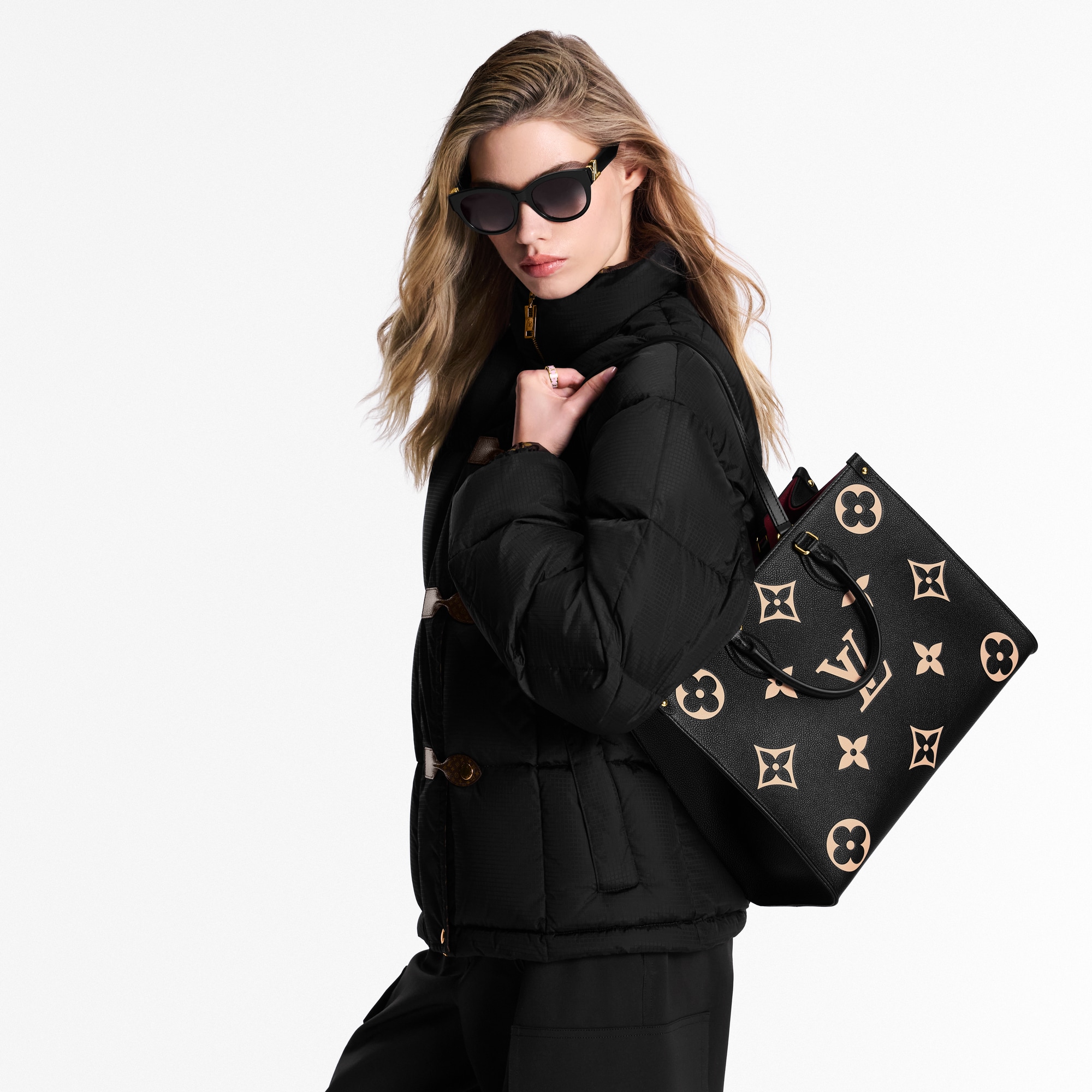 กระเป๋ารุ่น OnTheGo MM Bicolor Monogram Empreinte in ผู้หญิง