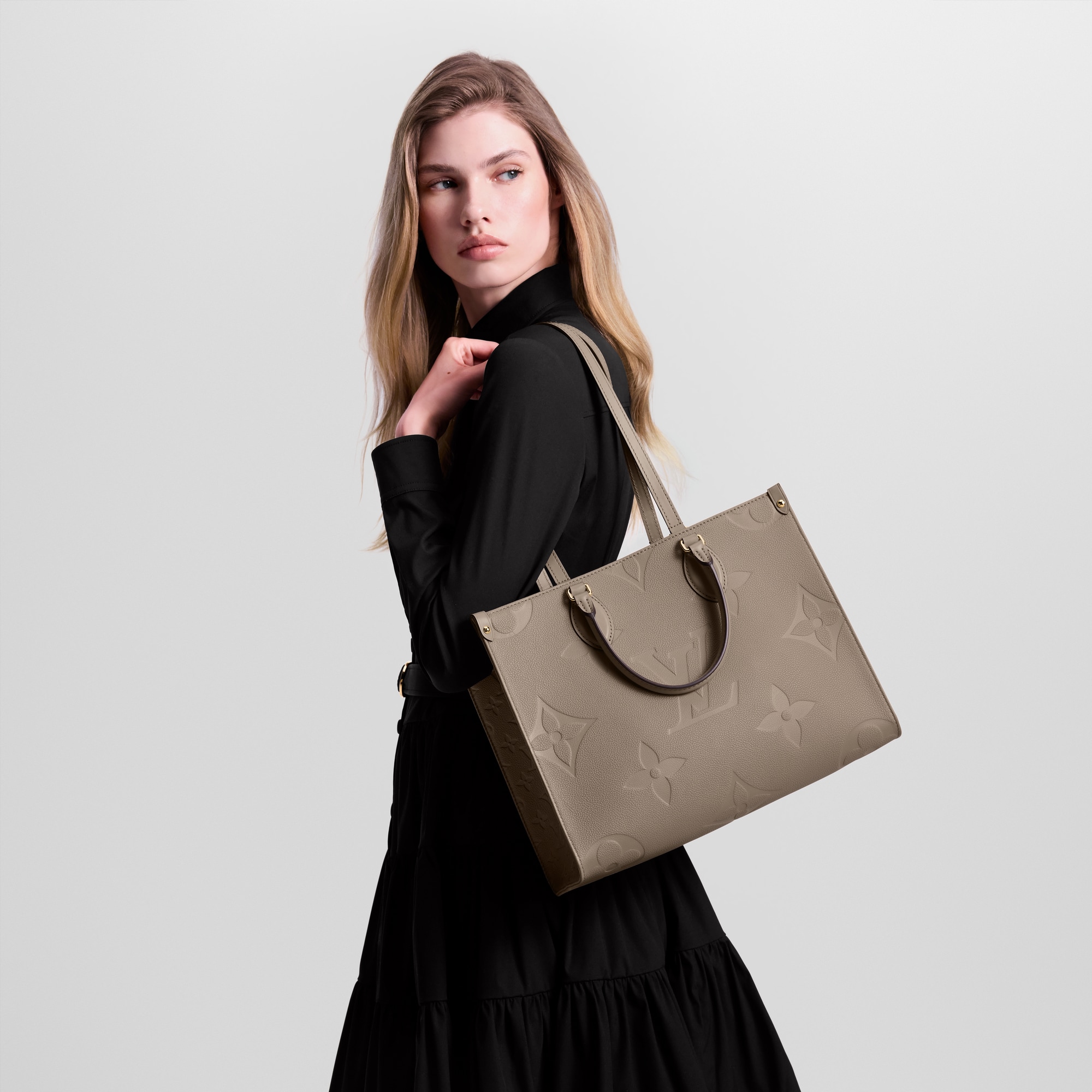 กระเป๋ารุ่น OnTheGo MM Monogram Empreinte in ผู้หญิง