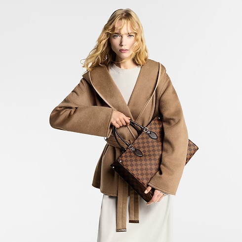 กระเป๋า OnTheGo MM Damier Ebene in กระเป๋าและผลิตภัณฑ์เครื่องหนังขนาดเล็ก's สำหรับผู้หญิง ไอคอนิก collections by Louis Vuitton (การย่อ/ขยายผลิตภัณฑ์)