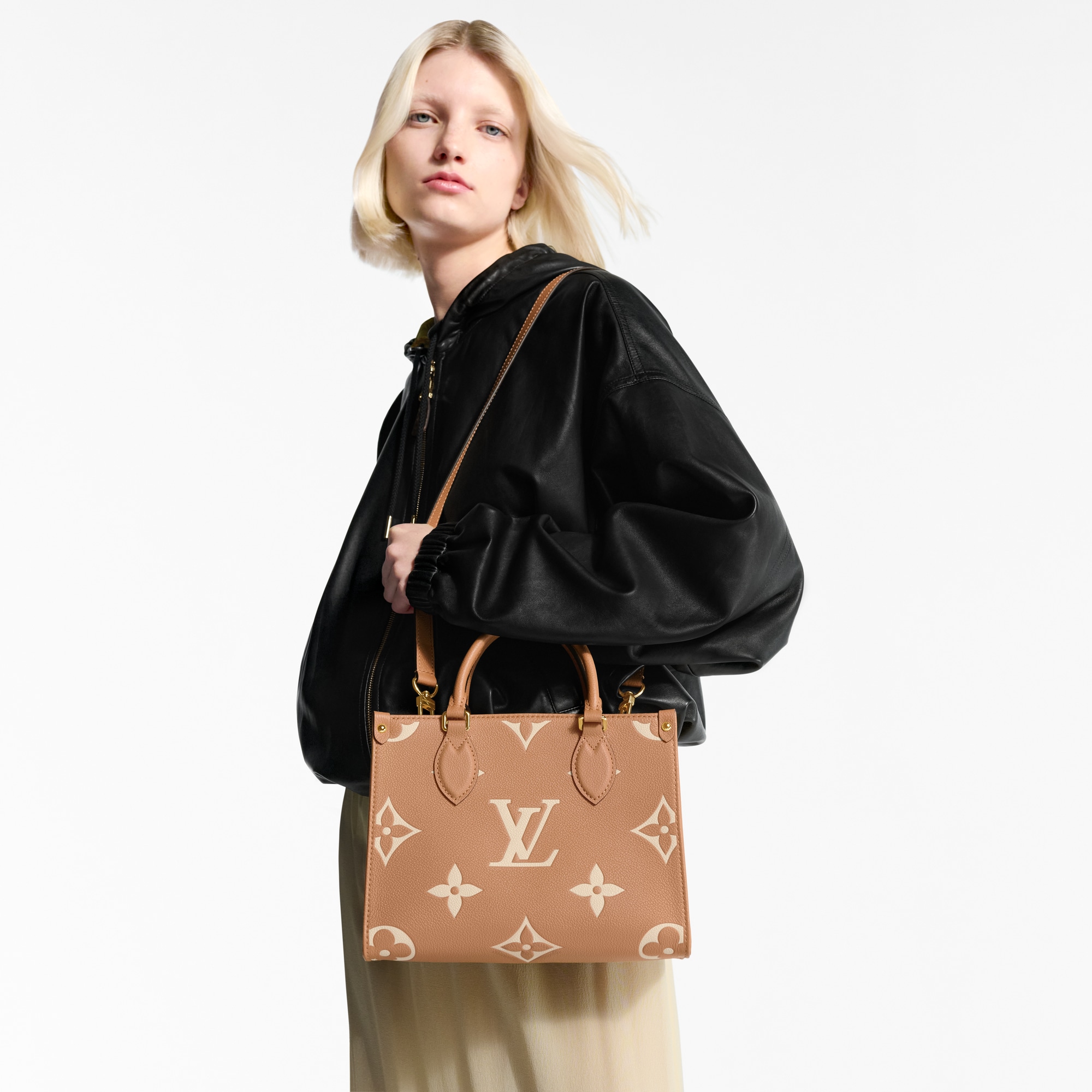กระเป๋ารุ่น OnTheGo PM Bicolor Monogram Empreinte in ผู้หญิง