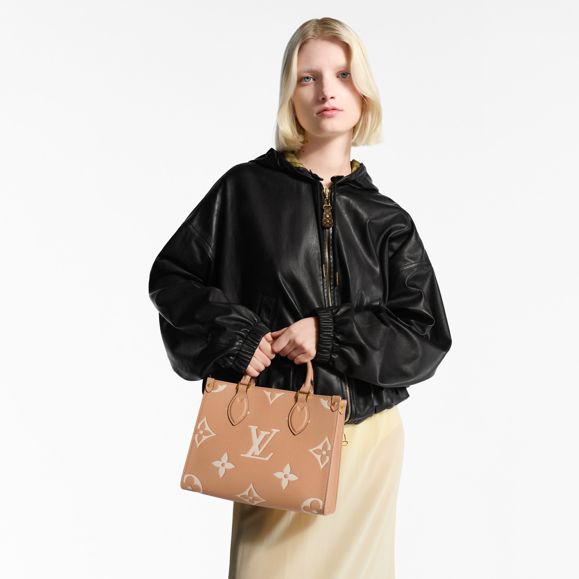 กระเป๋ารุ่น OnTheGo PM Bicolor Monogram Empreinte in ผู้หญิง