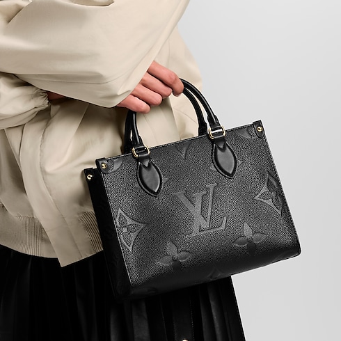 กระเป๋ารุ่น OnTheGo PM Monogram Empreinte in ผู้หญิง's กระเป๋าถือ กระเป๋าถือสำหรับผู้หญิง collections by Louis Vuitton (การย่อ/ขยายผลิตภัณฑ์)