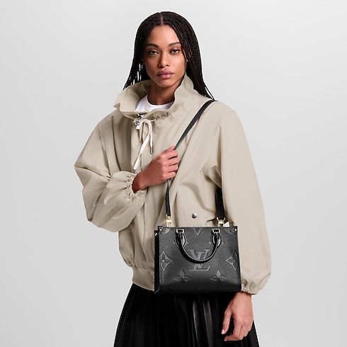 กระเป๋ารุ่น OnTheGo PM Monogram Empreinte in ผู้หญิง's กระเป๋าถือ กระเป๋าถือสำหรับผู้หญิง collections by Louis Vuitton (การย่อ/ขยายผลิตภัณฑ์)