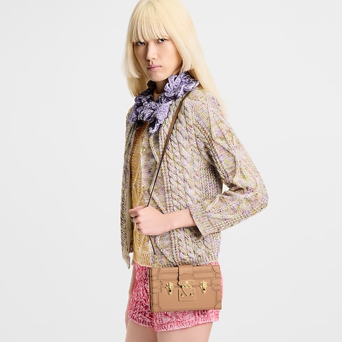 กระเป๋ารุ่น Petite Malle Silhouette H27 in ผู้หญิง's กระเป๋าถือ กระเป๋าถือสำหรับผู้หญิง collections by Louis Vuitton (การย่อ/ขยายผลิตภัณฑ์)