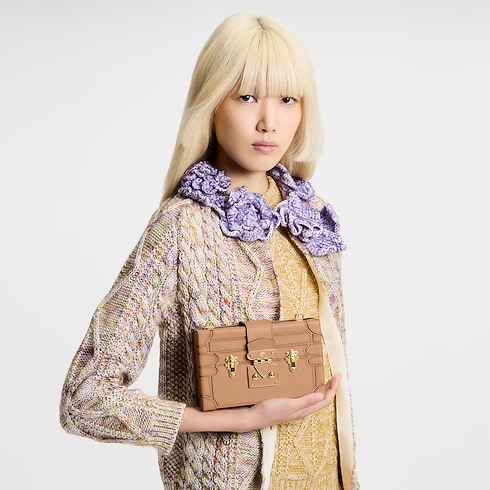กระเป๋ารุ่น Petite Malle Silhouette H27 in ผู้หญิง's กระเป๋าถือ กระเป๋าถือสำหรับผู้หญิง collections by Louis Vuitton (การย่อ/ขยายผลิตภัณฑ์)
