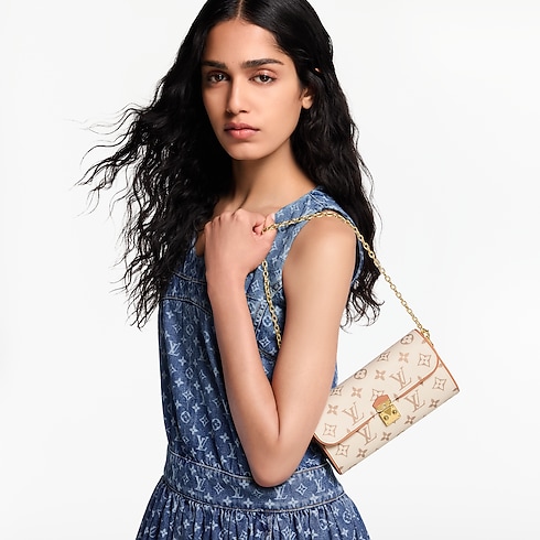 กระเป๋ารุ่น Pochette Camille Monogram แคนวาสประเภทอื่น in ผู้หญิง's กระเป๋าสตางค์และผลิตภัณฑ์เครื่องหนังขนาดเล็ก กระเป๋าสตางค์สะพายข้างสำหรับผู้หญิง collections by Louis Vuitton (การย่อ/ขยายผลิตภัณฑ์)