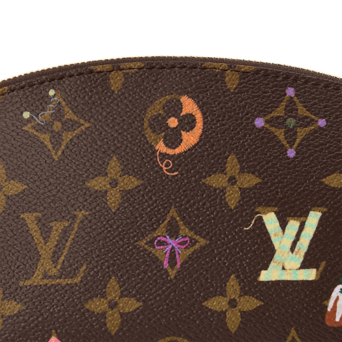 กระเป๋าเครื่องสำอางรุ่น Pochette Cosmetique PM Monogram in ผู้หญิง's ผลิตภัณฑ์ใหม่ } collections by Louis Vuitton (การย่อ/ขยายผลิตภัณฑ์)