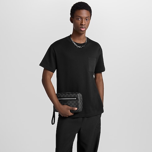 กระเป๋ารุ่น Pochette Kasai Damier Graphite แคนวาส in ผู้ชาย's กระเป๋าสตางค์และผลิตภัณฑ์เครื่องหนังขนาดเล็ก กระเป๋ามินิ collections by Louis Vuitton (การย่อ/ขยายผลิตภัณฑ์)
