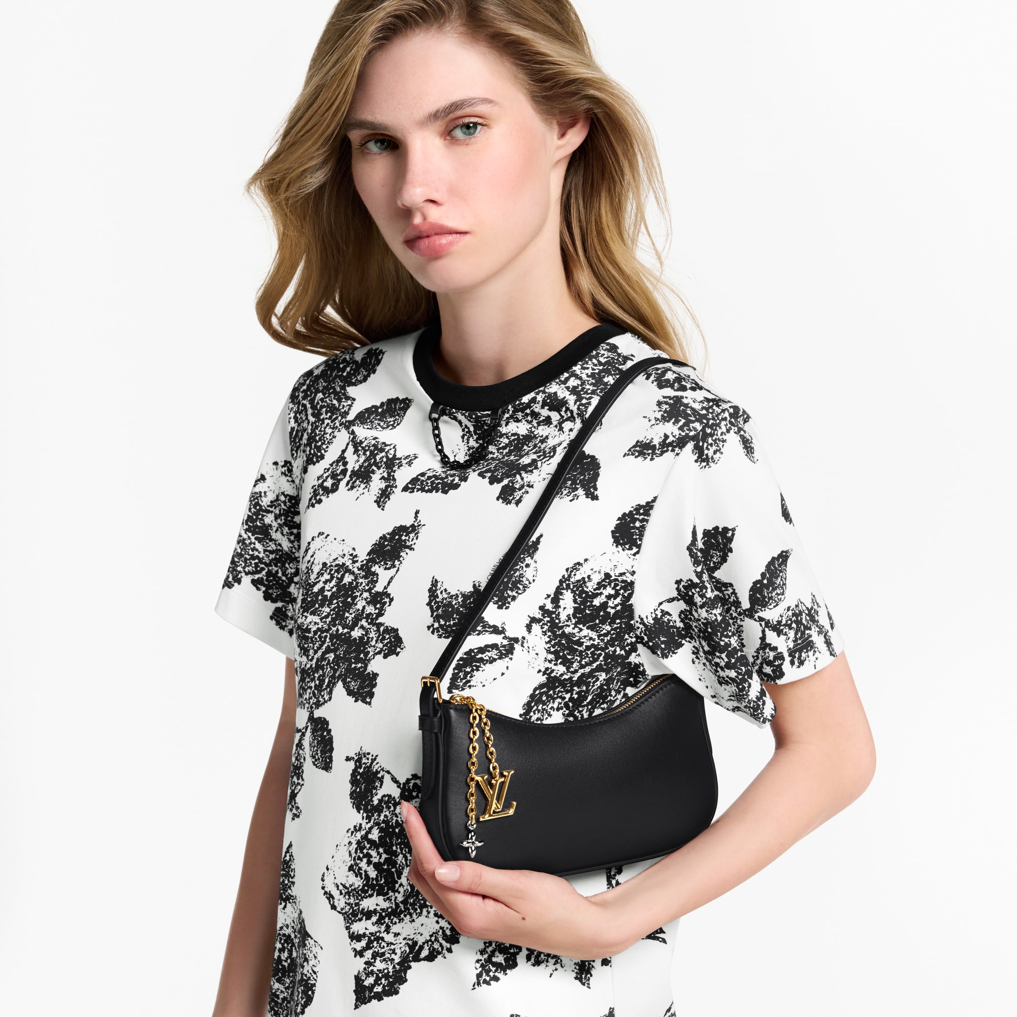 กระเป๋ารุ่น Pochette LV Bloom H36 in ผู้หญิง
