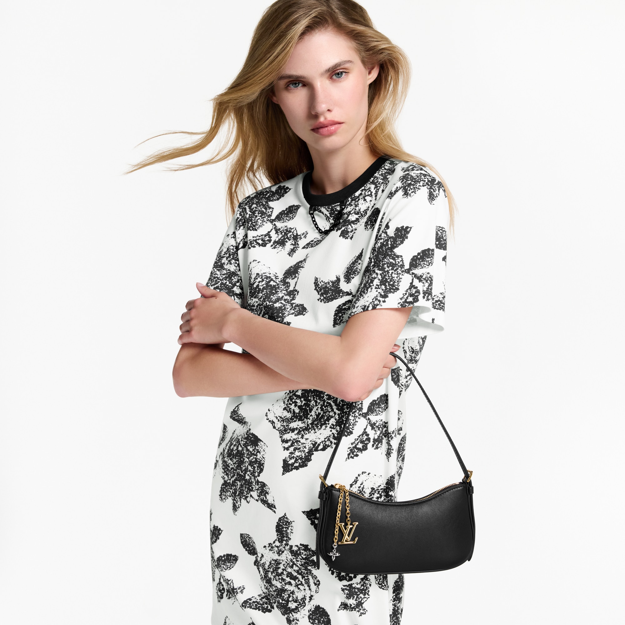 กระเป๋ารุ่น Pochette LV Bloom H36 in ผู้หญิง