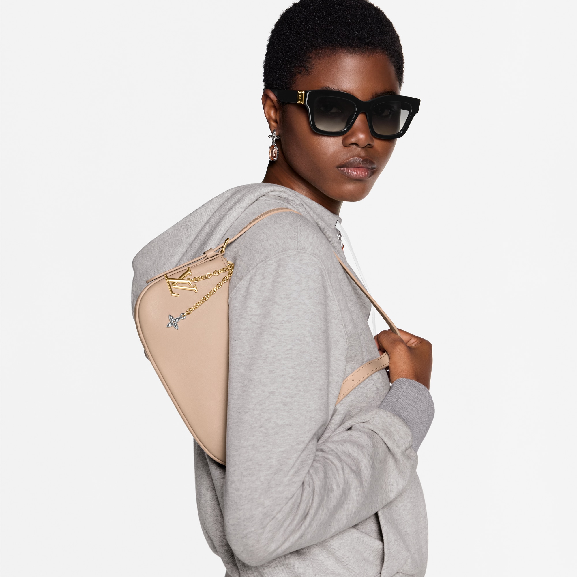 กระเป๋ารุ่น Pochette LV Bloom H36 in ผู้หญิง