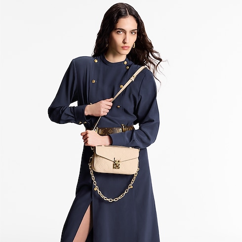 กระเป๋ารุ่น Pochette Métis East West Monogram Empreinte in ผู้หญิง's กระเป๋าถือ กระเป๋าถือสำหรับผู้หญิง collections by Louis Vuitton (การย่อ/ขยายผลิตภัณฑ์)