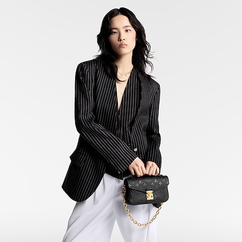 กระเป๋ารุ่น Pochette Métis East West Monogram Empreinte in ผู้หญิง's กระเป๋าถือ กระเป๋าถือสำหรับผู้หญิง collections by Louis Vuitton (การย่อ/ขยายผลิตภัณฑ์)