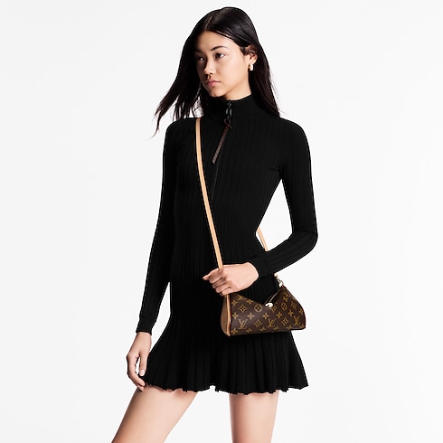 กระเป๋ารุ่น Pochette Tirette Monogram in ผู้หญิง's กระเป๋าสตางค์และผลิตภัณฑ์เครื่องหนังขนาดเล็ก กระเป๋าสตางค์สะพายข้างสำหรับผู้หญิง collections by Louis Vuitton (การย่อ/ขยายผลิตภัณฑ์)