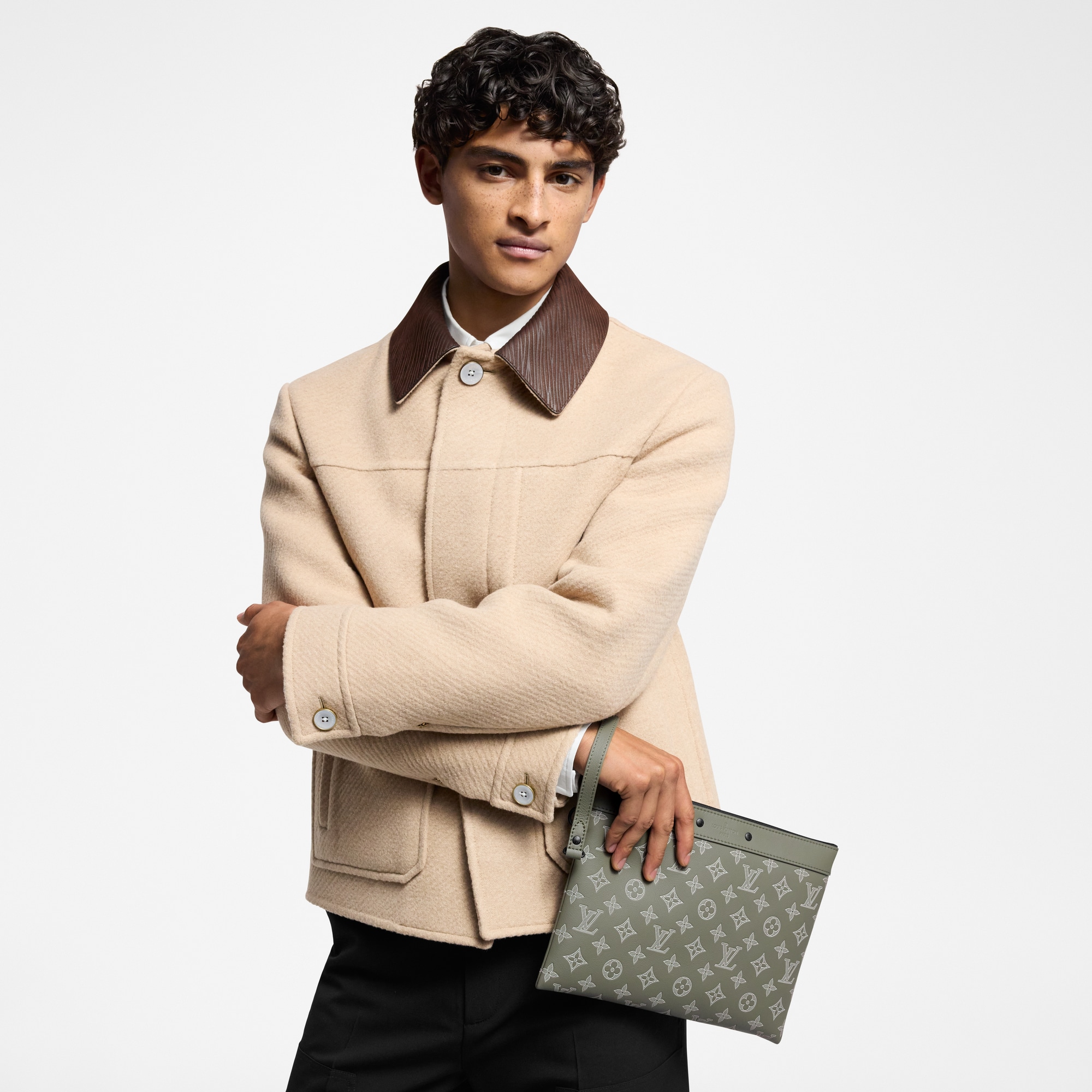 กระเป๋ารุ่น Pochette To-Go Monogram Shadow in ผู้ชาย