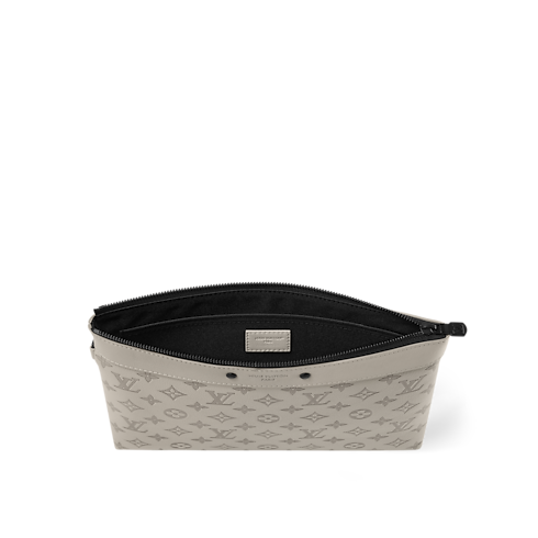 กระเป๋ารุ่น Pochette To-Go หนัง Monogram Shadow in ผู้ชาย's กระเป๋าสตางค์และผลิตภัณฑ์เครื่องหนังขนาดเล็ก กระเป๋าถือ และกระเป๋าคลัทช์สำหรับผู้ชาย collections by Louis Vuitton (การย่อ/ขยายผลิตภัณฑ์)