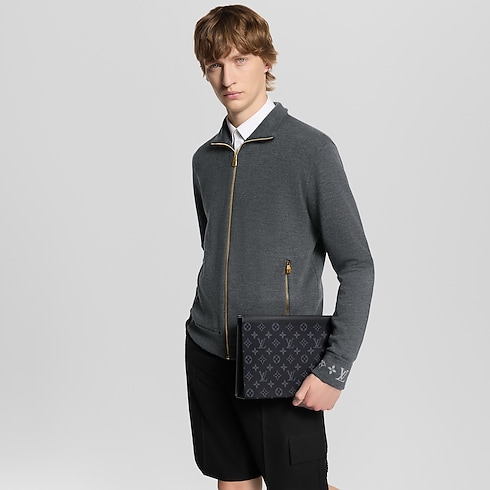 กระเป๋ารุ่น Pochette Voyage MM Monogram Eclipse in ผลิตภัณฑ์ใหม่'s Ramadan Ramadan Selection for Him collections by Louis Vuitton (การย่อ/ขยายผลิตภัณฑ์)
