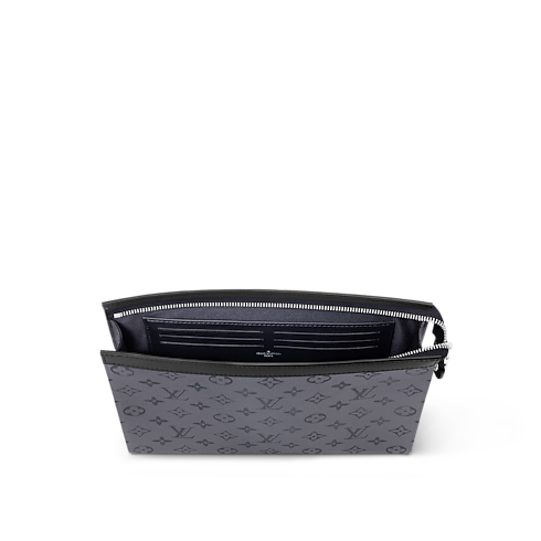 กระเป๋ารุ่น POCHETTE VOYAGE MM Monogram Eclipse in ผู้ชาย's กระเป๋าสตางค์และผลิตภัณฑ์เครื่องหนังขนาดเล็ก กระเป๋าสตางค์สำหรับผู้ชาย collections by Louis Vuitton (การย่อ/ขยายผลิตภัณฑ์)