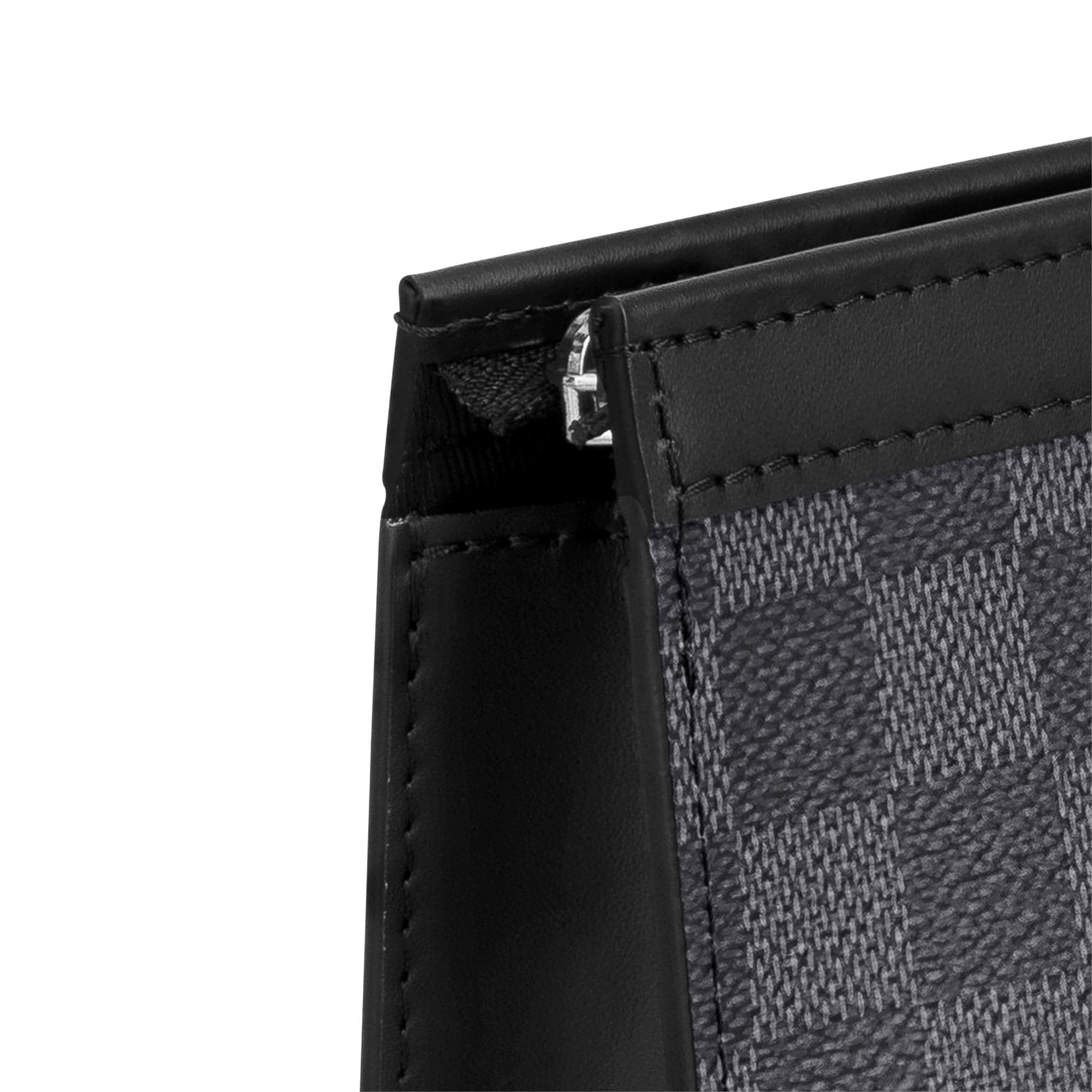 กระเป๋ารุ่น Pochette Voyage MM Damier Graphite แคนวาส in ผู้ชาย