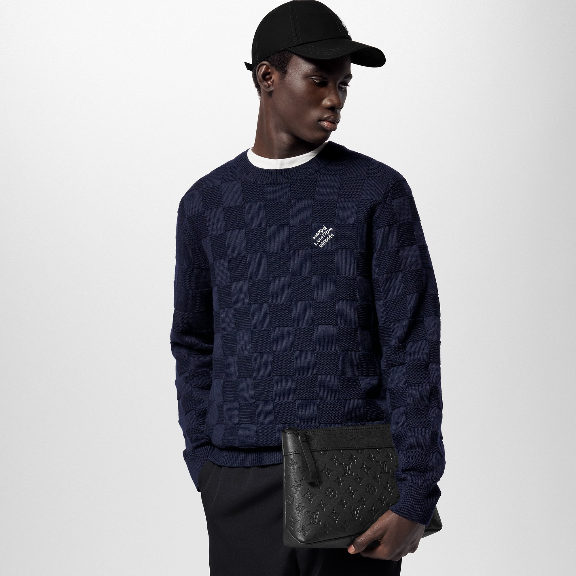 กระเป๋ารุ่น Pochette Voyage Souple หนัง Monogram Shadow in ผู้ชาย