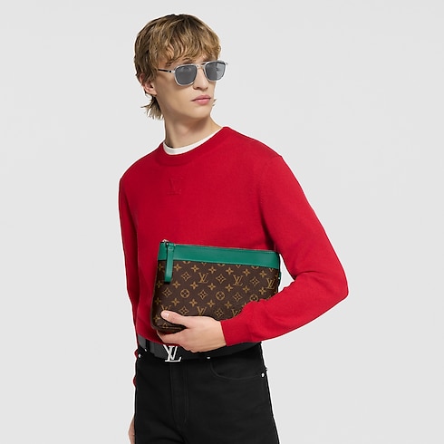 กระเป๋ารุ่น Pochette Voyage Souple Monogram Macassar แคนวาส in ของขวัญและการสร้างสรรค์ผลงานของคุณ's ของขวัญวันวาเลนไทน์สุภาพบุรุษ } collections by Louis Vuitton (การย่อ/ขยายผลิตภัณฑ์)