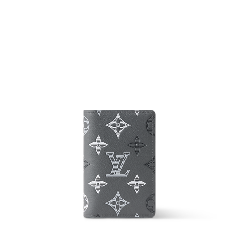 กระเป๋าสตางค์รุ่น Pocket Organizer Monogram Shadow in ผู้ชาย's กระเป๋าสตางค์และผลิตภัณฑ์เครื่องหนังขนาดเล็ก กระเป๋าสตางค์สำหรับผู้ชาย collections by Louis Vuitton (การย่อ/ขยายผลิตภัณฑ์)