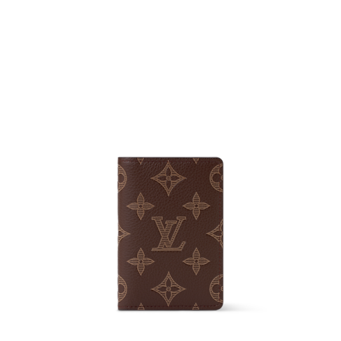กระเป๋าสตางค์รุ่น Pocket Organizer Monogram Shadow in ผู้ชาย's กระเป๋าสตางค์และผลิตภัณฑ์เครื่องหนังขนาดเล็ก กระเป๋าสตางค์สำหรับผู้ชาย collections by Louis Vuitton (การย่อ/ขยายผลิตภัณฑ์)