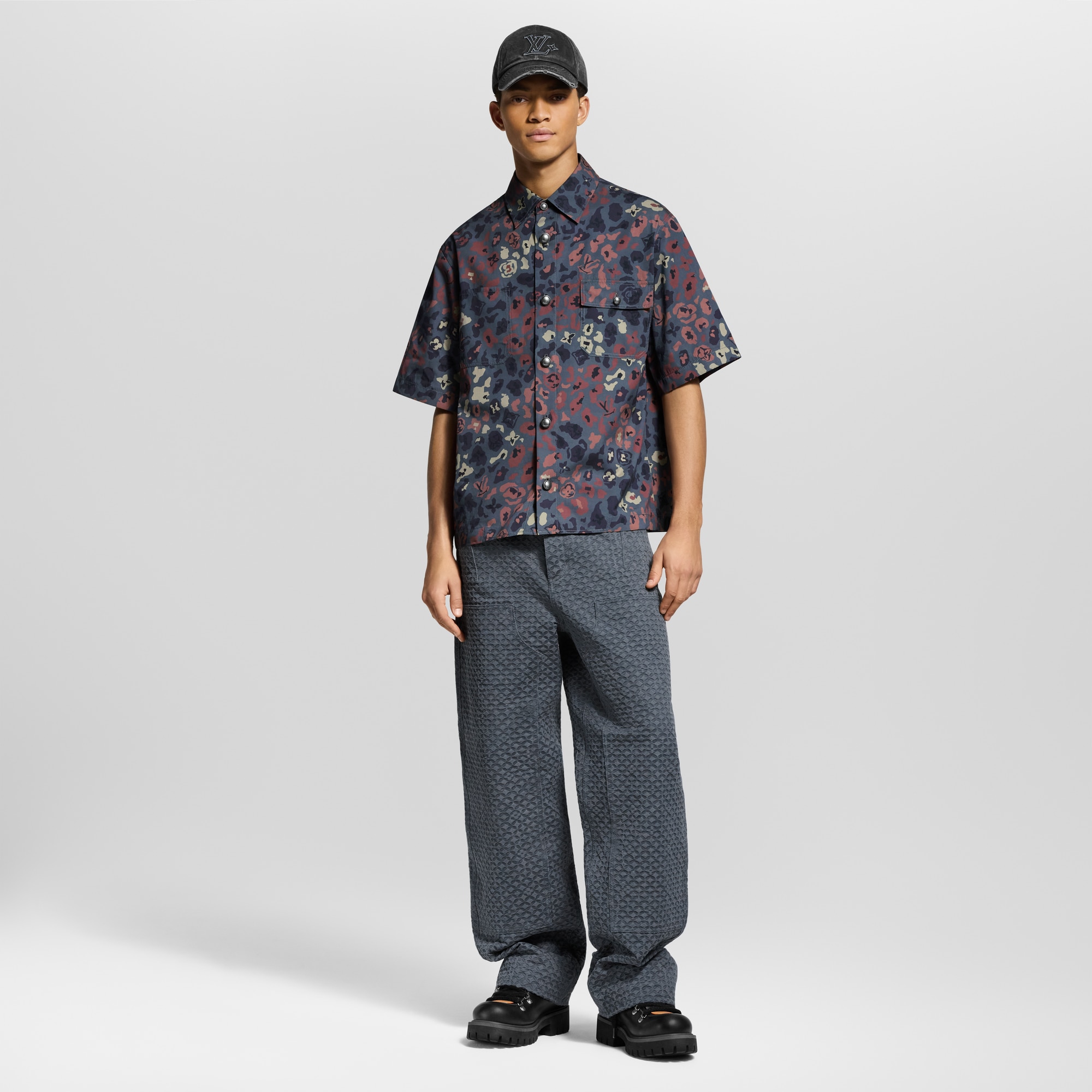 เสื้อเชิ้ตแขนสั้นพิมพ์ลายสไตล์ Workwear  in ผู้ชาย