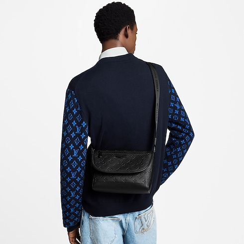 กระเป๋าแมสเซนเจอร์รุ่น Pulse หนัง Monogram Shadow in กระเป๋าและผลิตภัณฑ์เครื่องหนังขนาดเล็ก's สำหรับผู้หญิง ใหม่ล่าสุด collections by Louis Vuitton (การย่อ/ขยายผลิตภัณฑ์)