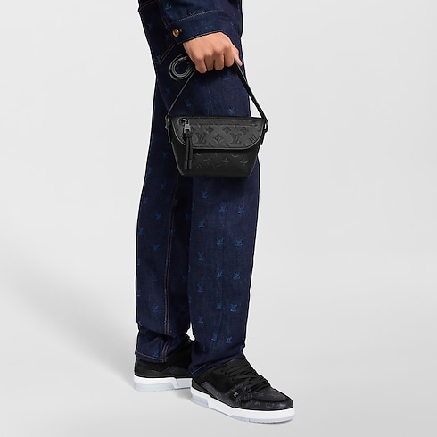 กระเป๋าสตางค์แบบสะพายรุ่น Pulse หนัง Monogram Shadow in ผู้ชาย's กระเป๋าสตางค์และผลิตภัณฑ์เครื่องหนังขนาดเล็ก กระเป๋ามินิ collections by Louis Vuitton (การย่อ/ขยายผลิตภัณฑ์)