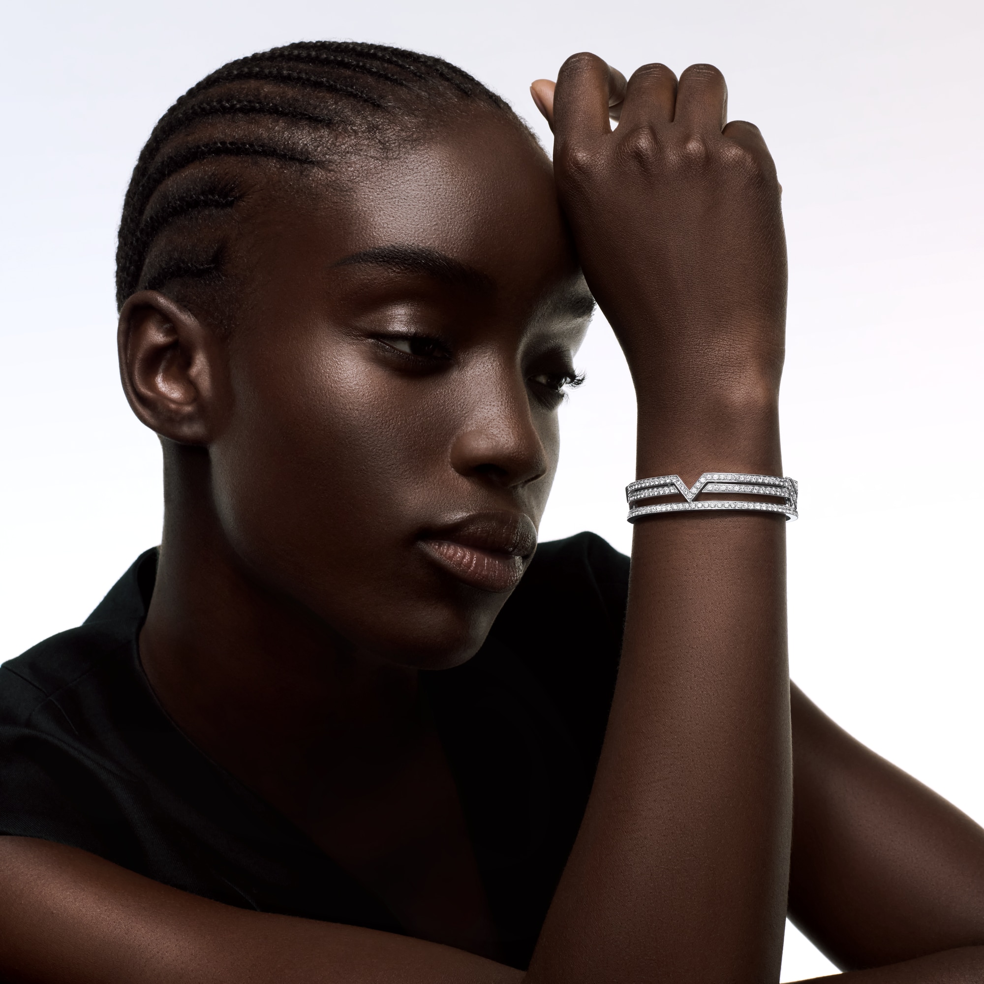 สร้อยข้อมือ Pure V ไวท์โกลด์ และเพชร  in Les Extraordinaires