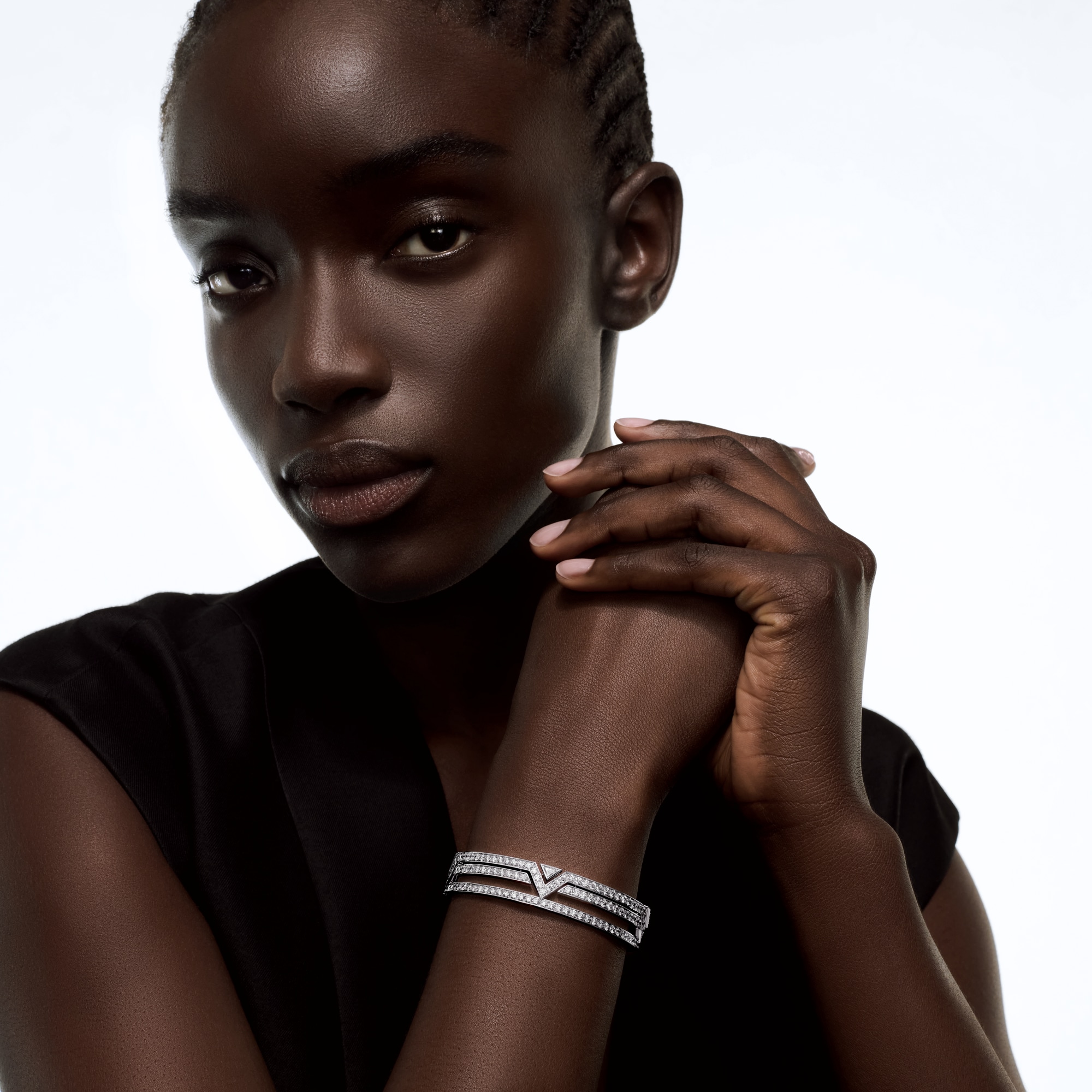 สร้อยข้อมือ Pure V ไวท์โกลด์ และเพชร  in Les Extraordinaires