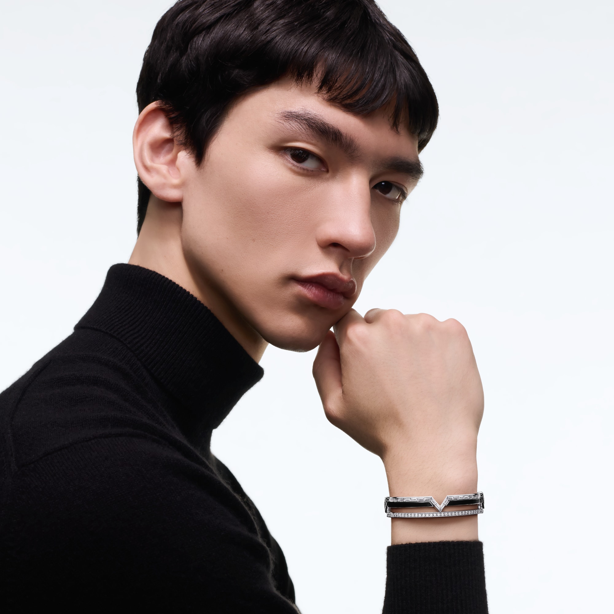 สร้อยข้อมือ Pure V ไวท์โกลด์ แลคเกอร์ และเพชร  in Les Extraordinaires