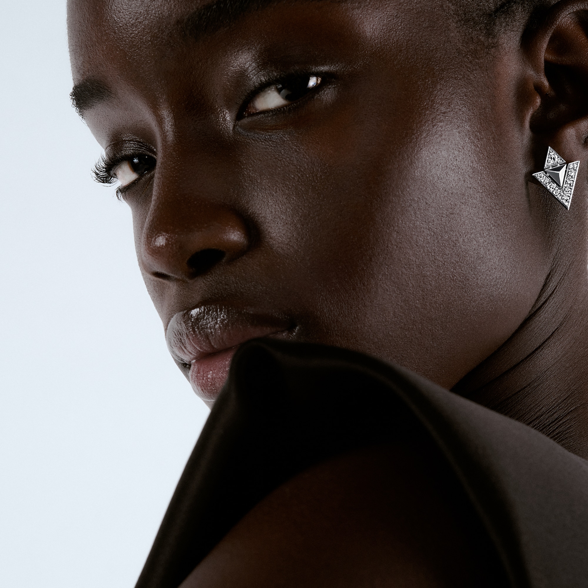 ต่างหู Pure V ไวท์โกลด์และเพชร  in จิวเวลรี่