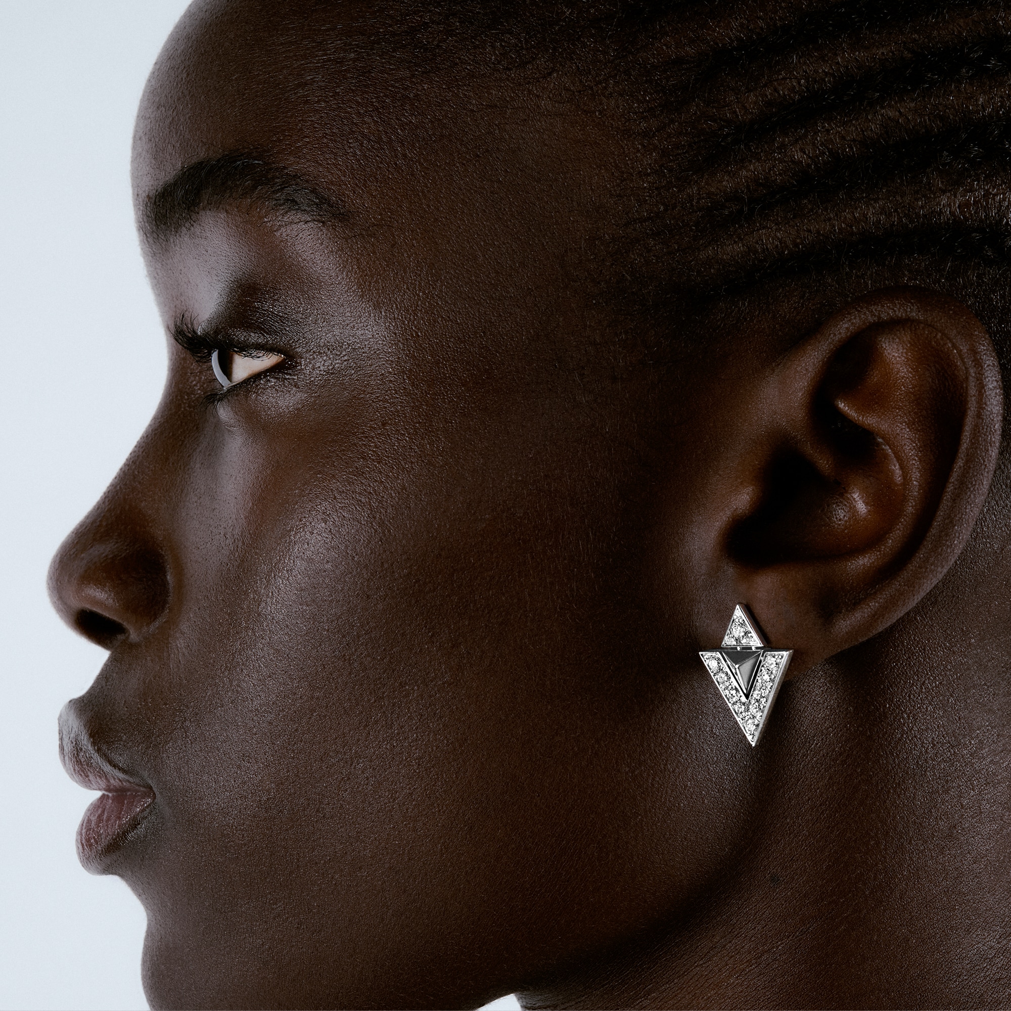 ต่างหู Pure V ไวท์โกลด์และเพชร  in จิวเวลรี่