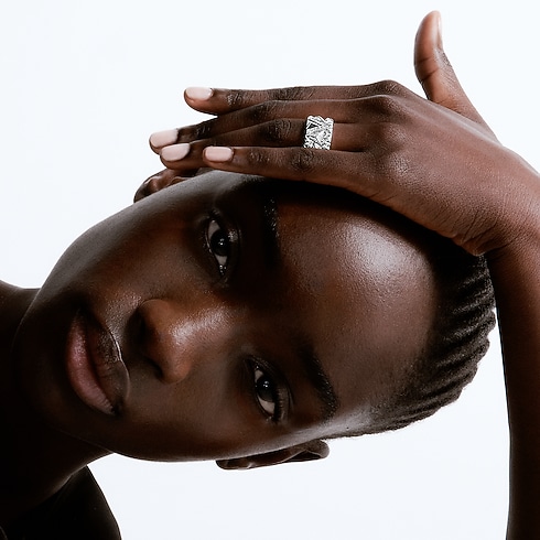 แหวน Pure V ไวท์โกลด์และเพชร in จิวเวลรี่'s หมวดหมู่ แหวน collections by Louis Vuitton (การย่อ/ขยายผลิตภัณฑ์)