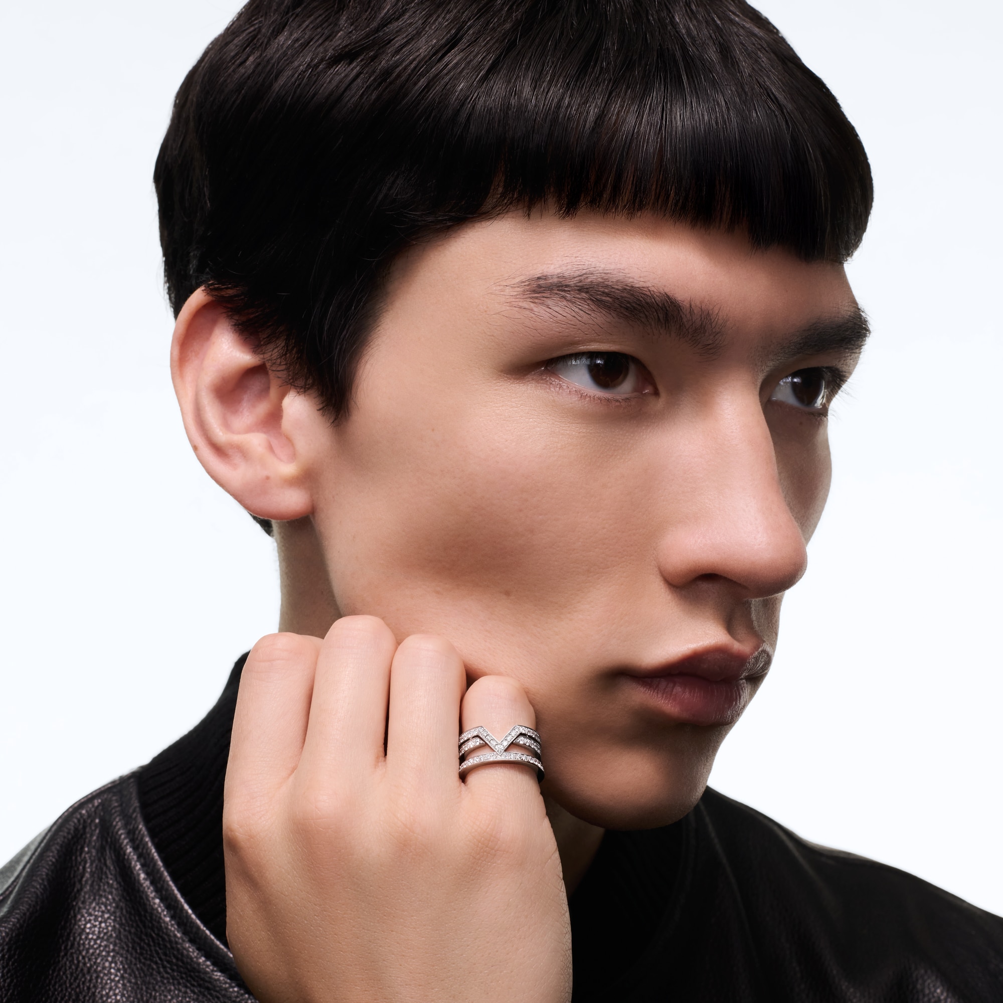 แหวน Pure V ไวท์โกลด์และเพชร  in Les Extraordinaires